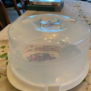 Pie and cake carrier never used